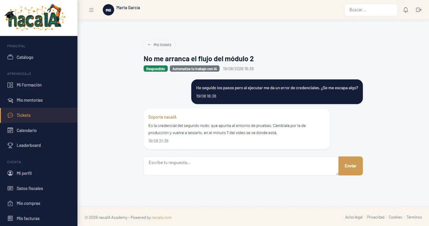 Conversación de un ticket de soporte en la Academy, con la pregunta del alumno y la respuesta del instructor.